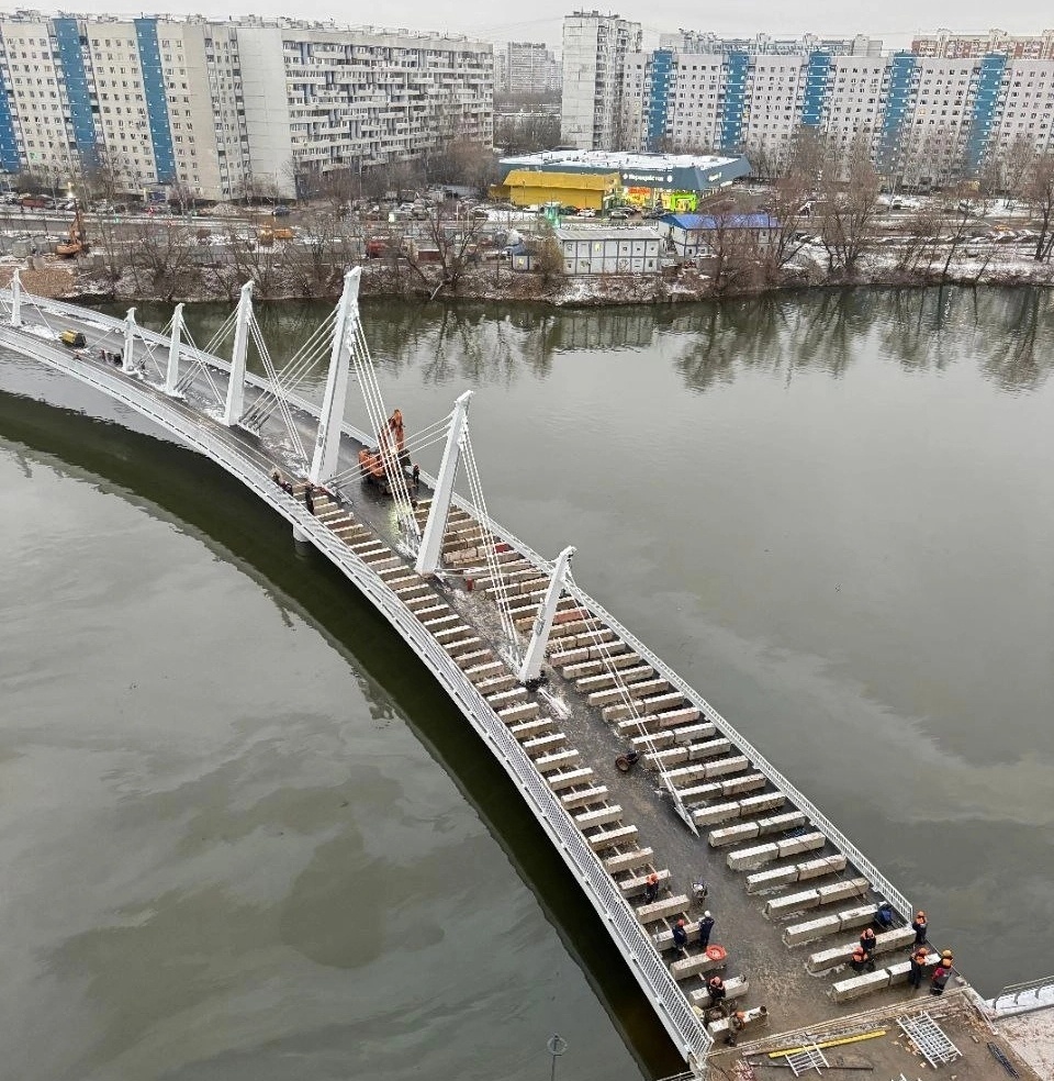 📷 1.1: На мосту в несколько этапов проведены грузовые испытания.