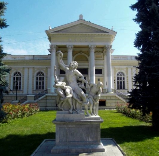 Одесса. Скульптурная композиция Лаокоон у археологического музея        