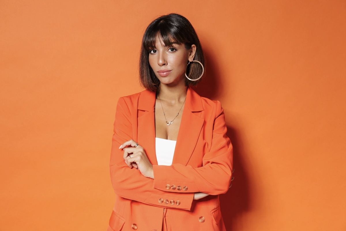 Пример фронтального ракурса, который создает ощущение близости с моделью 