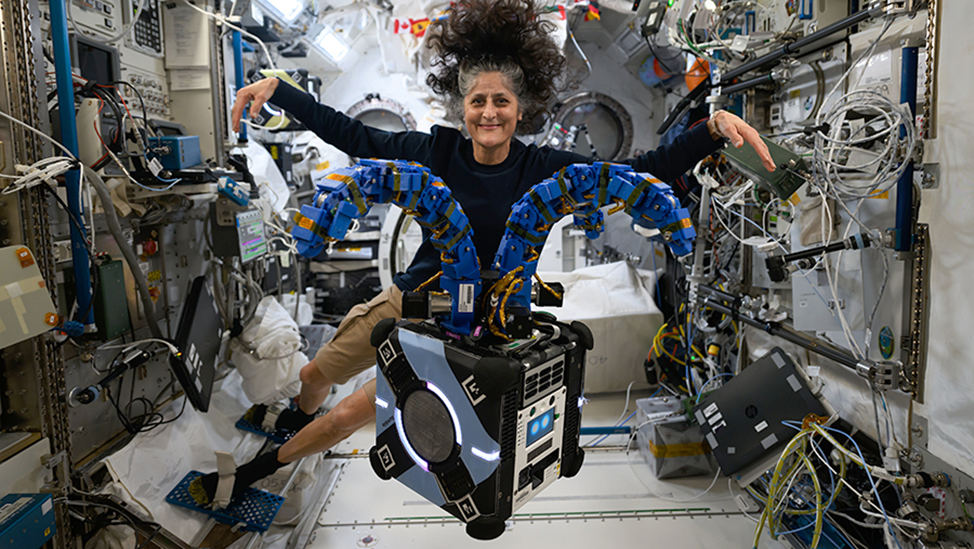 Сунита Уильямс с свободно летающими спутниками Astrobee, оснащенными захватами. Фото: nasa.blog.com
