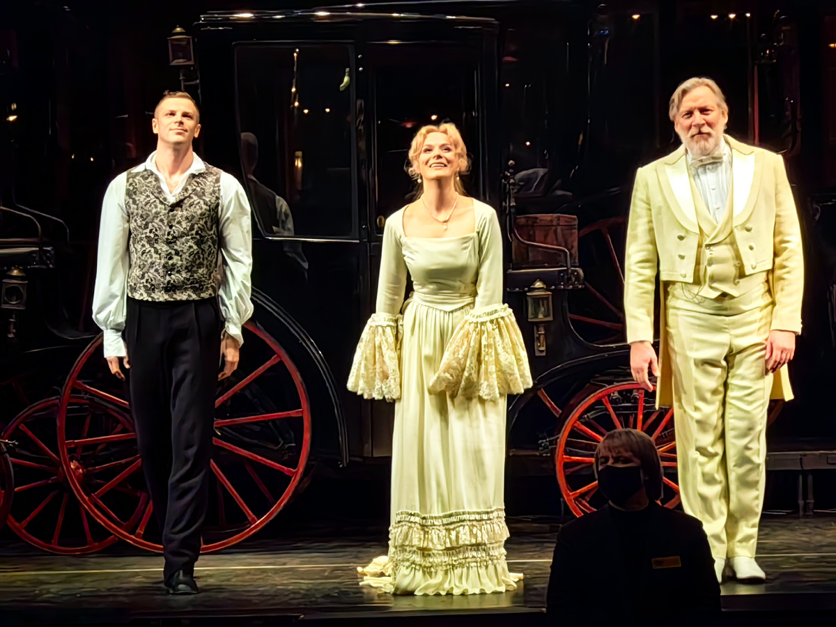 На поклонах