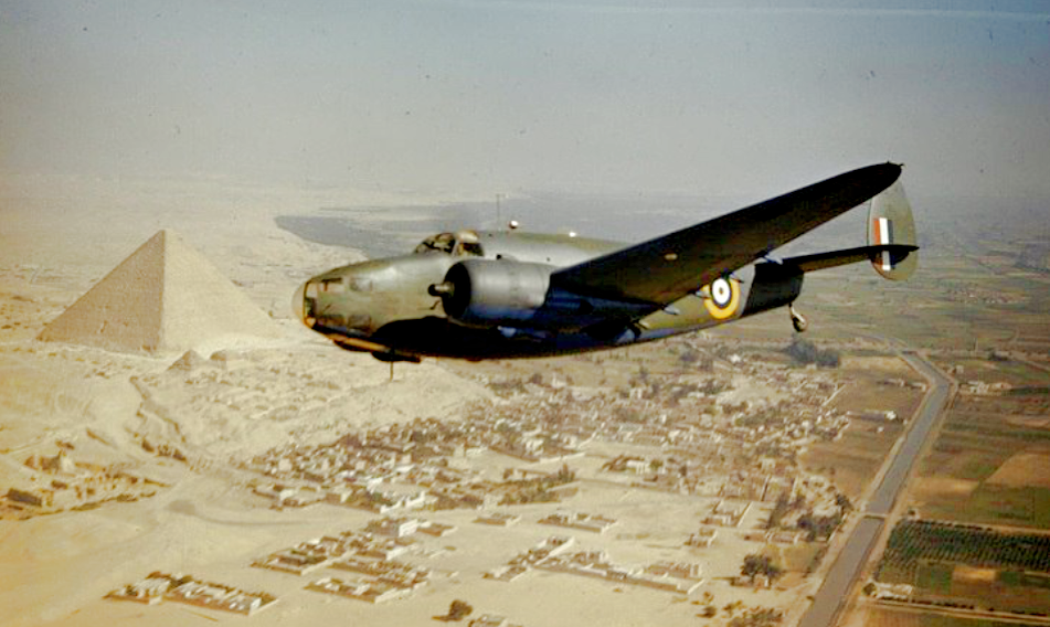 Разведчик Королевских ВВС Lockheed Hudson пролетает над египетскими пирамидами, 1940 г.