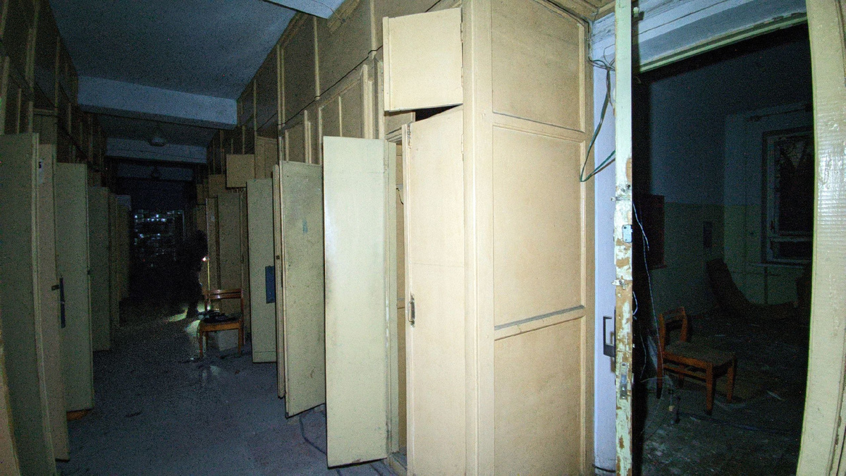 шкафчики с разными вещами, в том числе противогазами