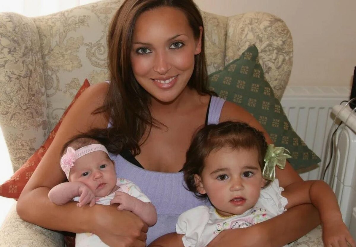 Заслуженная артистка РФ певица Алсу с дочерьми