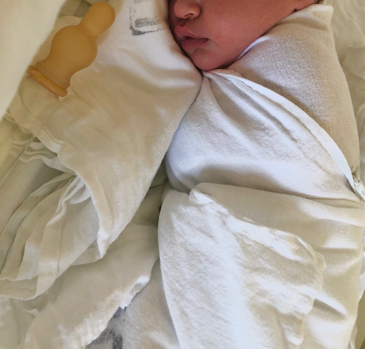 Смеялись с мужем, что соска чуть ли не больше самого ребенка