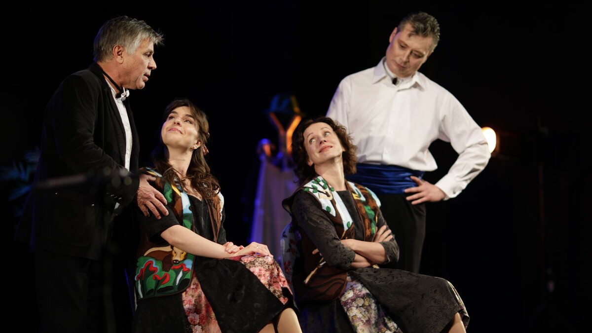 Все 4 актёра вместе на тунисской сцене