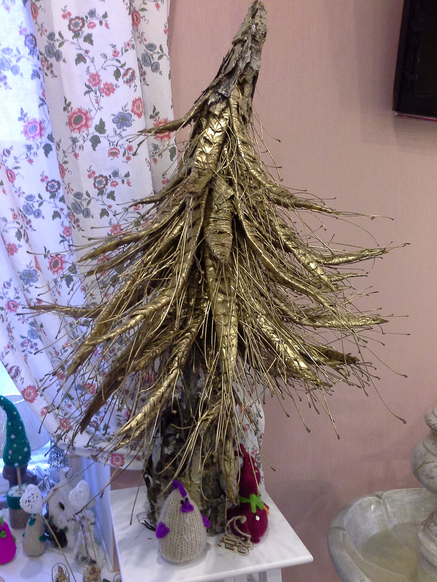 Ой... Отгадаете, из чего ёлочка? Девочки в салоне готовили веточки, а я собирала... По веточке... Как вам? Сумасшедшая немного ёлка. Кайфовая зато)))