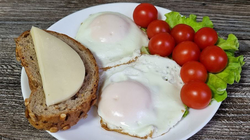 Завтрак из яиц и бутерброда с легким сыром