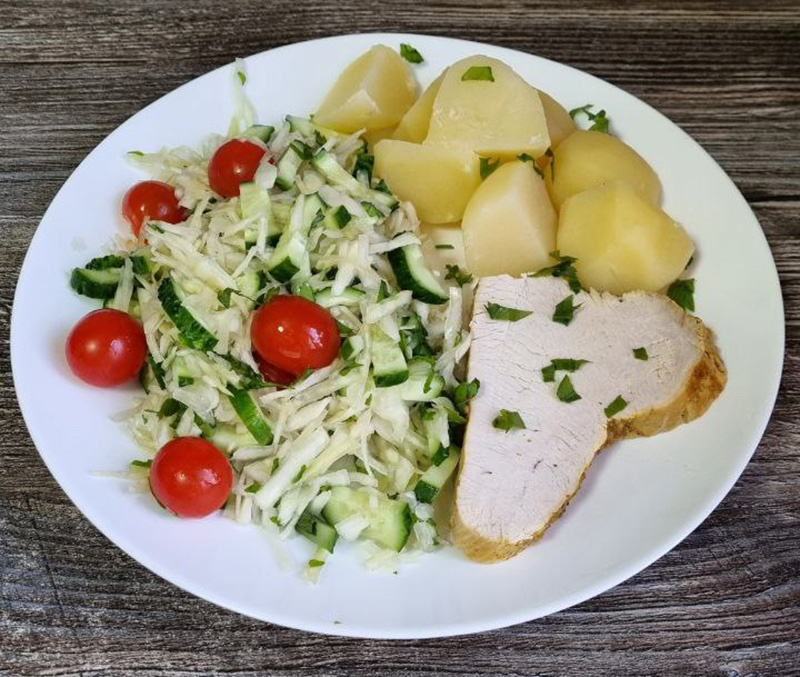 На обед салат, картофель и запеченая индейка