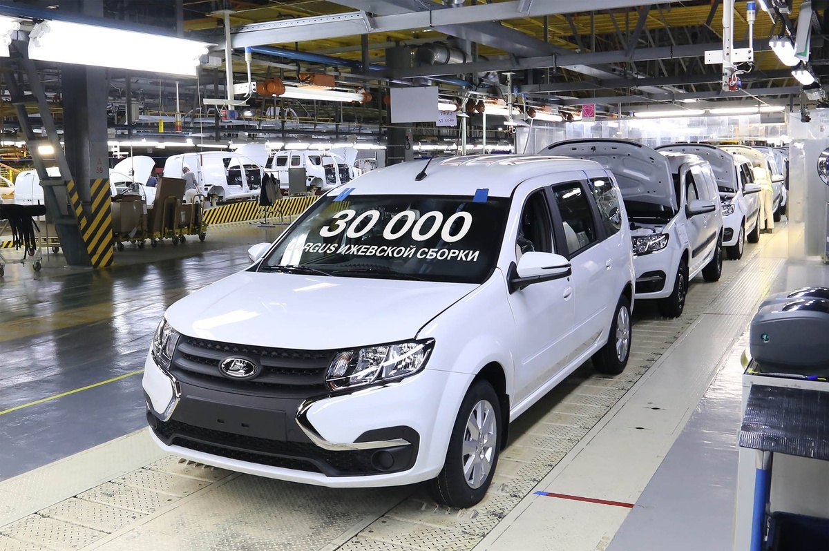 30000-й автомобиль Lada Largus в комплектации Comfort Plus.