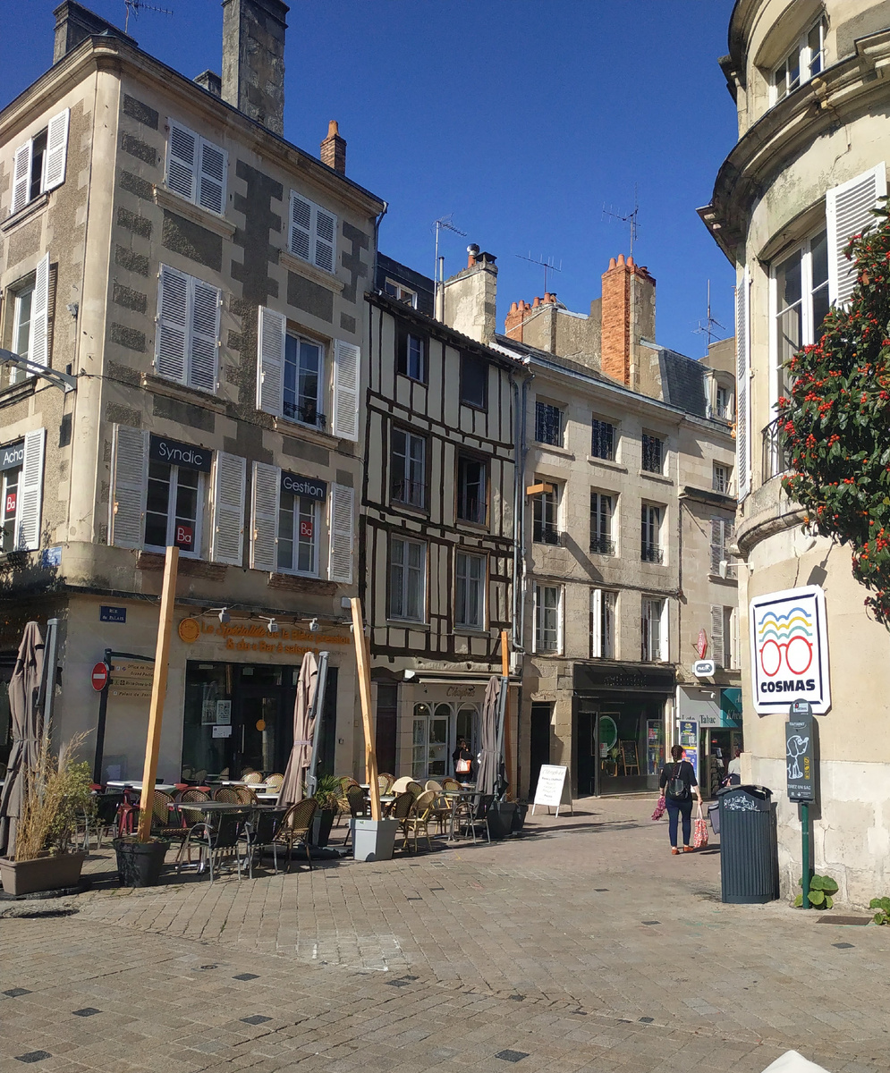 Типовые каменные дома  в центре  старых городов Франции 