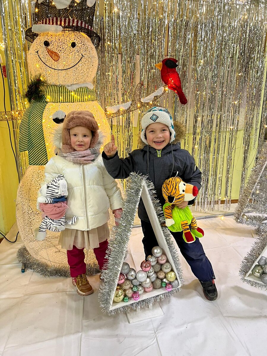 А это мои внуки: Эрика живет в Лондоне, внук - в Казани. А вот Новый год несколько лет отмечаем у нас, в Казани.