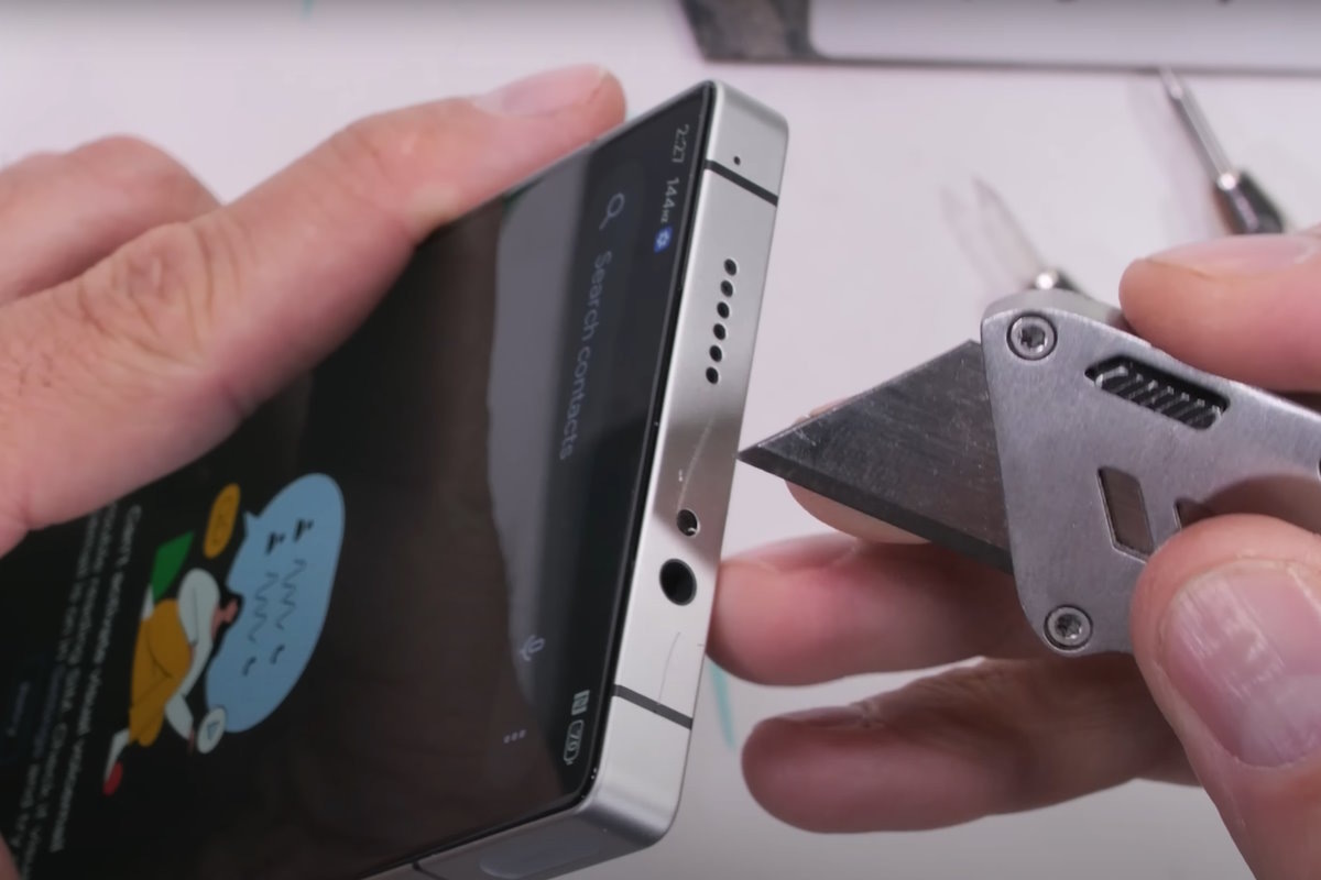    Скриншот: JerryRigEverything / YouTube