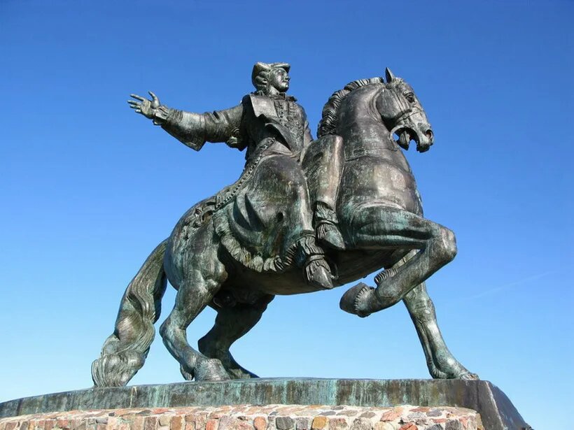 Памятник императрице Елизавете Петровне