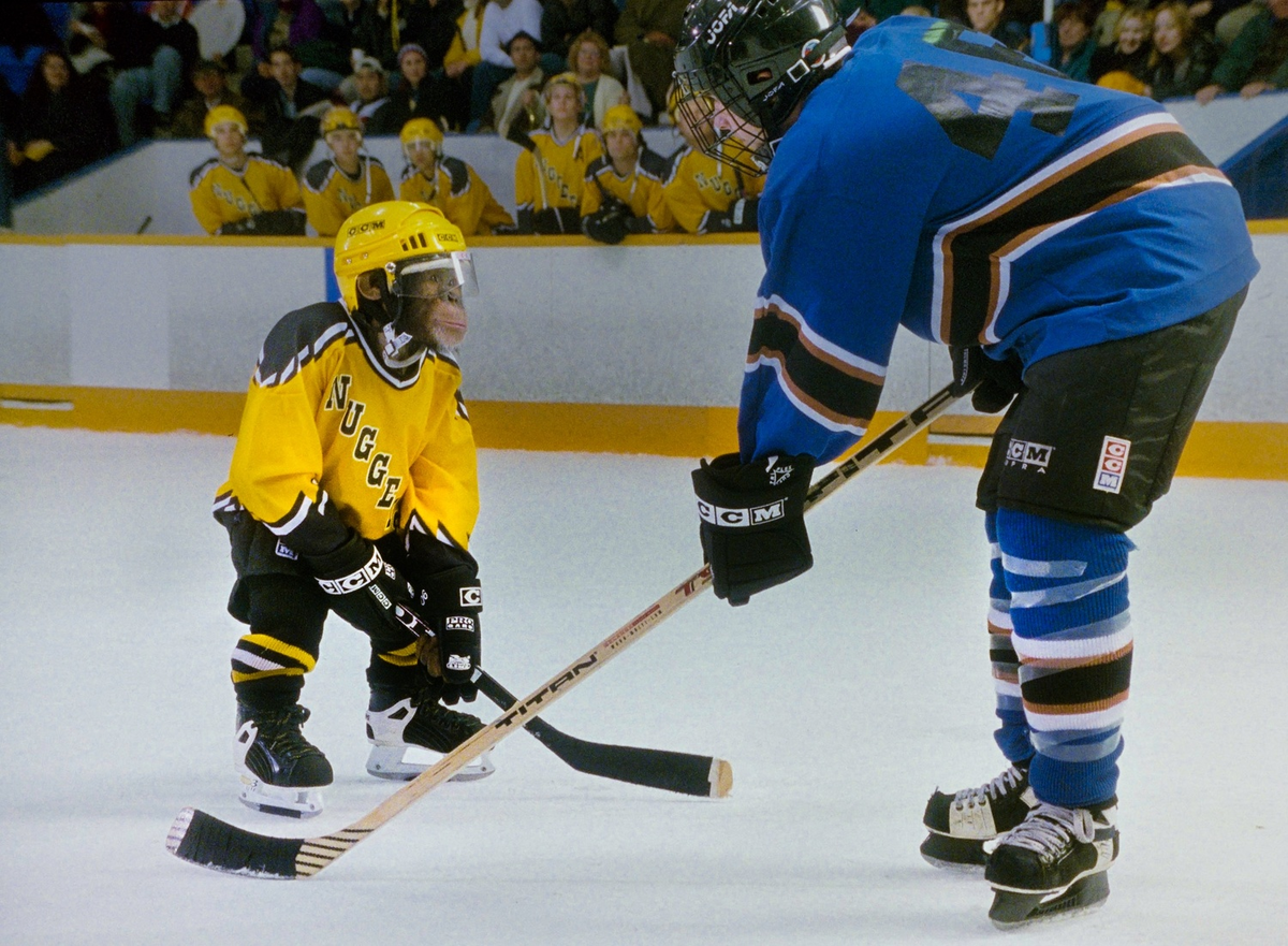 «Шайбу, шайбу!» (2000), режиссер – Роберт Винс