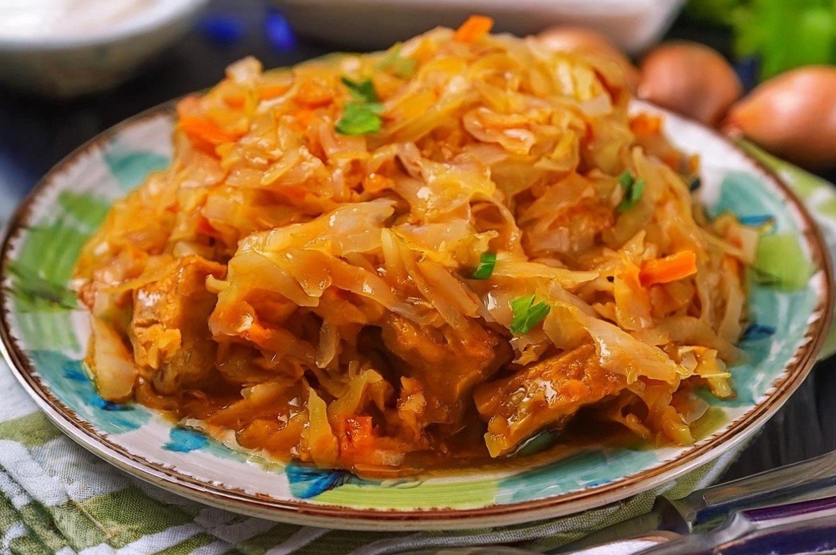 Как улучшить вкус тушёной капусты: эти добавки влюбят вас в блюдо / Фото: Pogovorim.by
