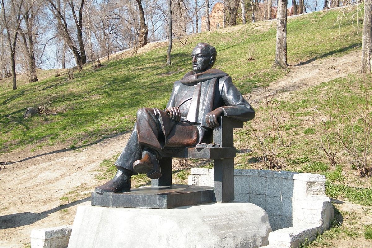    Памятник Николаю Задорнову в Хабаровске. / Википедия