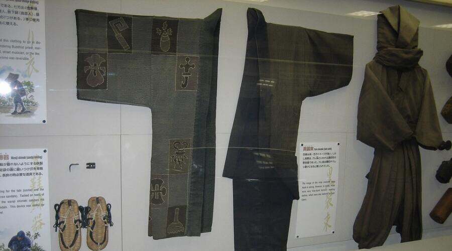    Костюм ниндзя Куро сёдзоку и варадзи (сандалии) Фото: Jeremy Hall. Собственная работа, по лицензии CC BY-SA 2.0