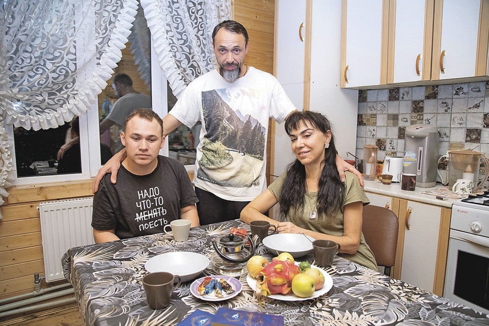    Повзрослевший Витя (слева) со своими опекунами - Александром и Лилит Гореловыми. Оксана ЗУЙКО