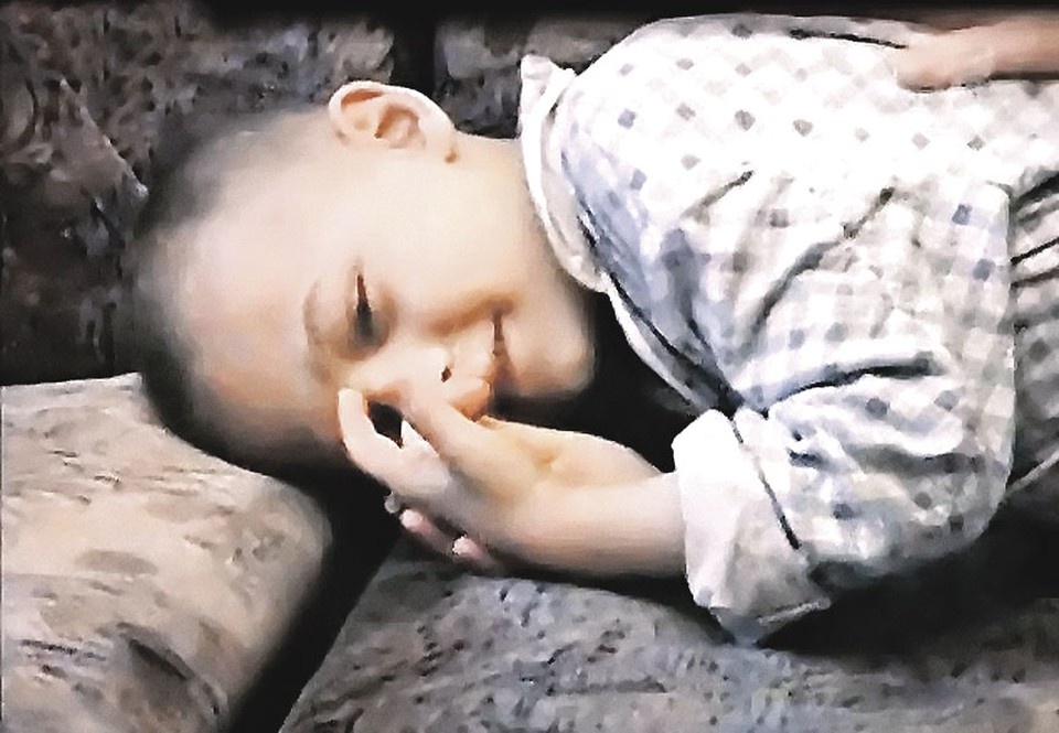    Первые дни 6-летнего Вити в приемной семье. Мальчик еще не умел ходить по-человечески - передвигался на четвереньках. Фото: Канал «Россия 1»