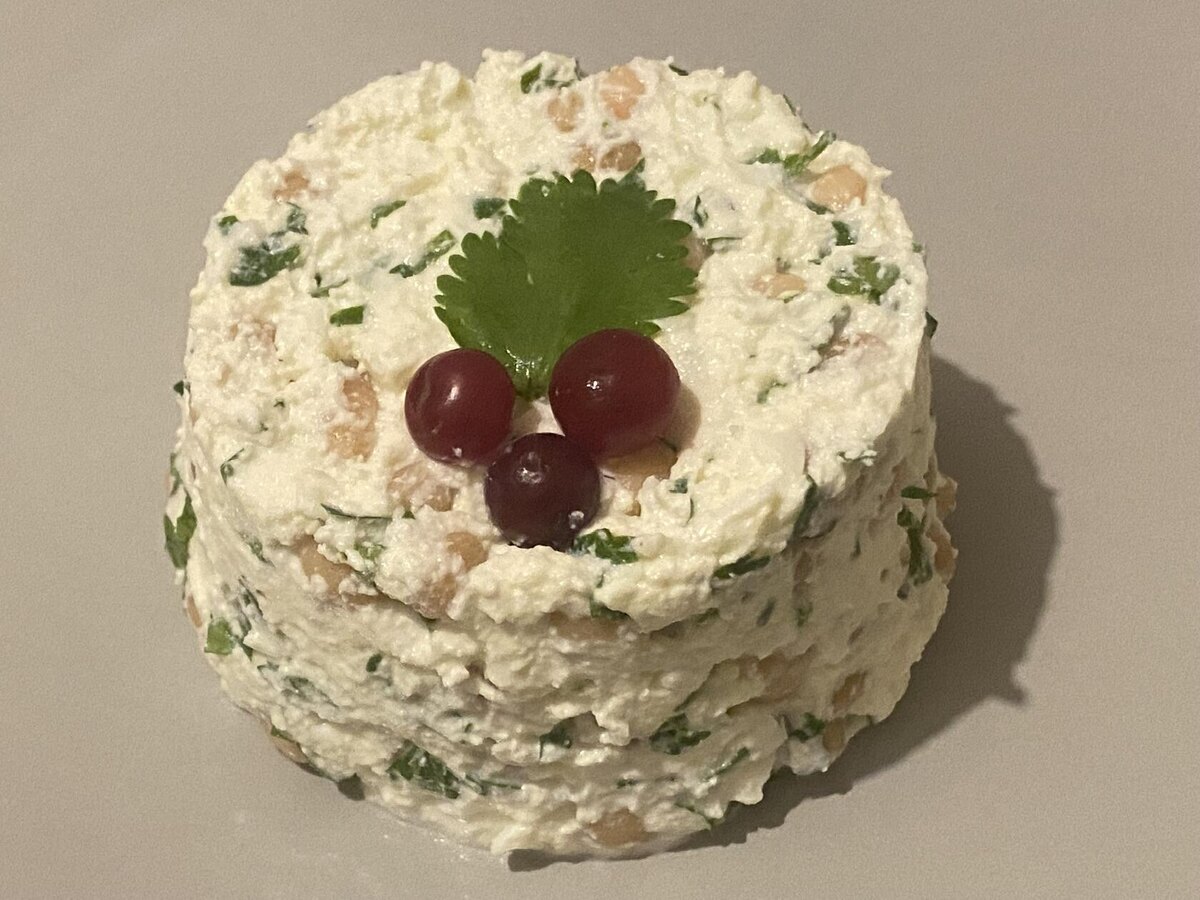 Салат из творога и консервированной фасоли. Фото автора