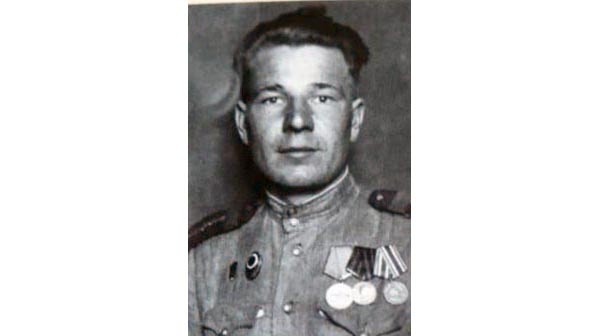    Поклонимся великим тем годам