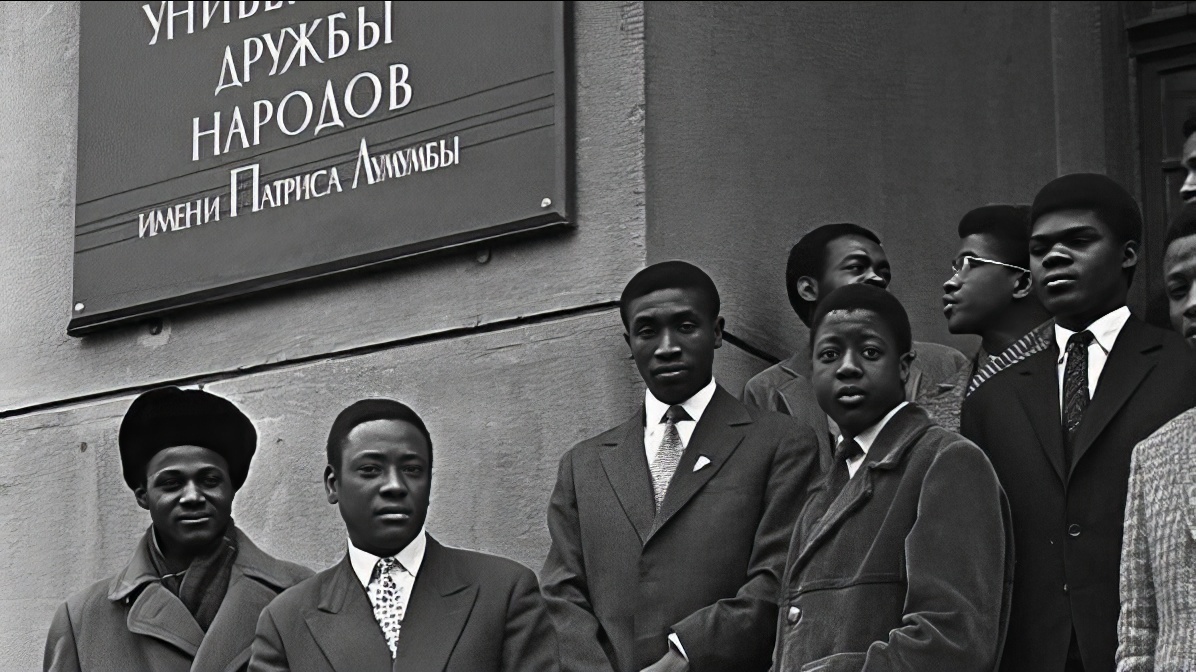 Студенты на крыльце Университета дружбы народов имени Патриса Лумумбы