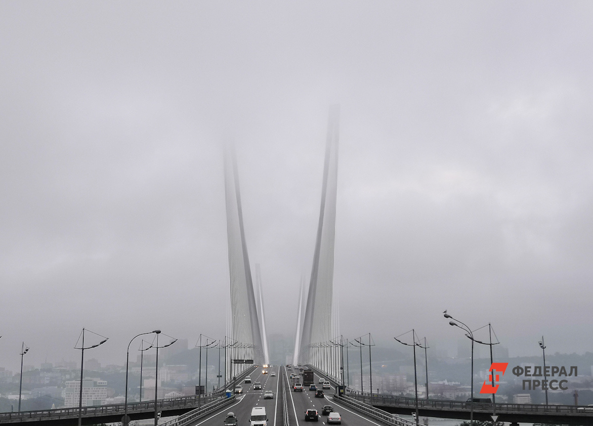 Автомобили на Золотом мосту во Владивостоке часто сталкиваются с туманом.  Фото: Фото: ФедералПресс / Екатерина Лазарева