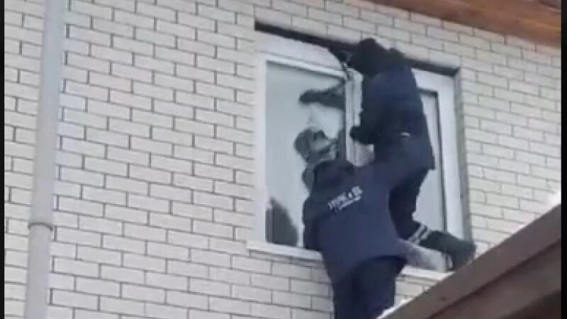     Спасатели помогли маленькой девочке, которая осталась одна в доме Управление Алтайского края по делам ГОЧС и ПБ