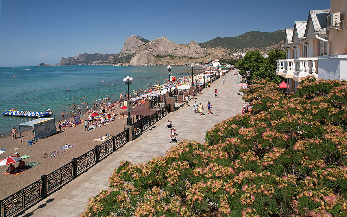 Вдоль аллеи. Набережная.