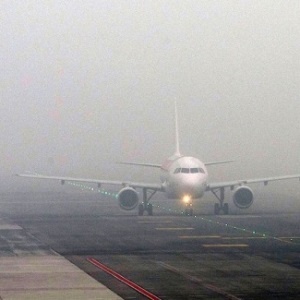 Борт авиакомпании Uzbekistan Airways, выполнявший рейс из Иркутска в Наманган, был вынужден изменить маршрут и приземлиться в аэропорту Ферганы. Причиной перенаправления стали неблагоприятные метеоусловия в международном аэропорту Наманган, где наблюдался густой туман. Об этом сообщила пресс-служба Uzbekistan Airports.