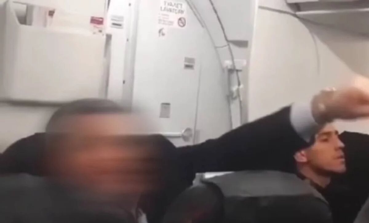    Помощника депутата Гурулева сняли с рейса Москва – Чита из-за дебоша