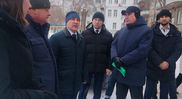 Выездное совещание мэра на капитальном ремонте жилого дома. Фото novo-sibirsk.ru.