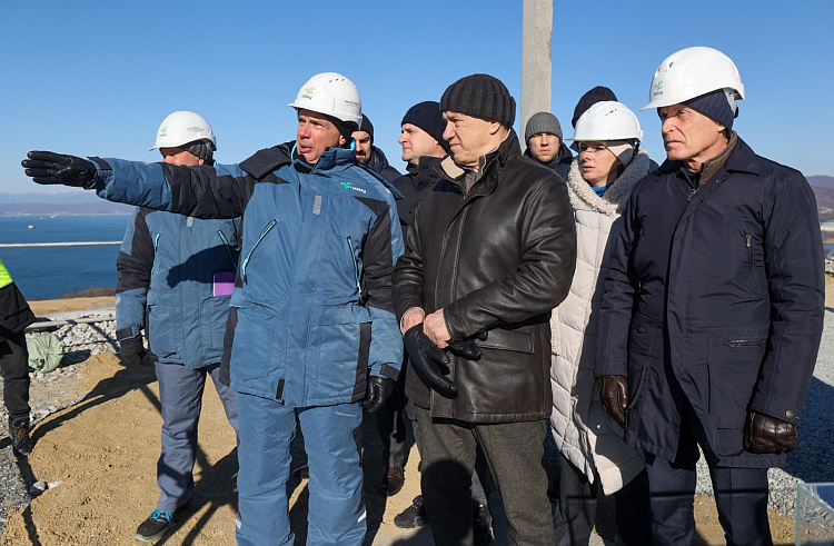 Юрий Трутнев и Олег Кожемяко осмотрели ход строительства завода / Фото: Иван Дякин — правительство Приморского края