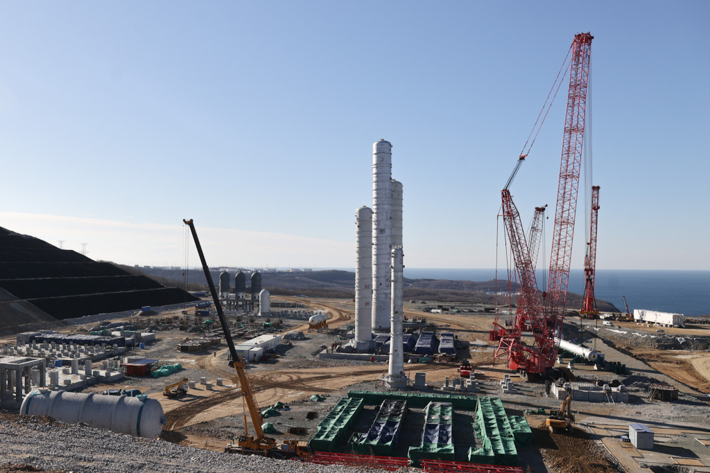 Мощности НЗМУ рассчитаны на выпуск 1,8 млн тонн в год метанола и 3 млн тонн карбамида / фото: Иван Дякин — правительство Приморского края