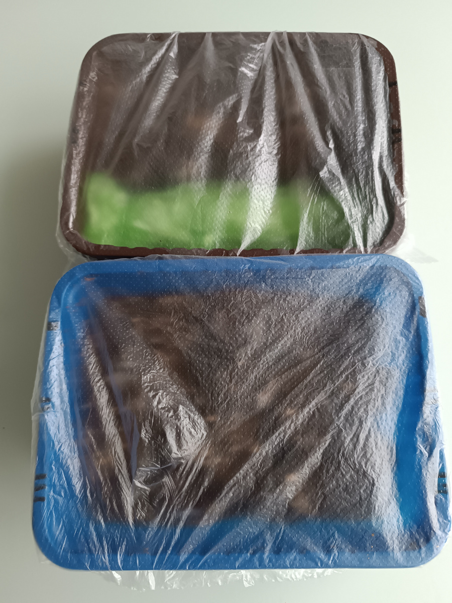 15 таблеток в одном лотке и 10 в другом. 