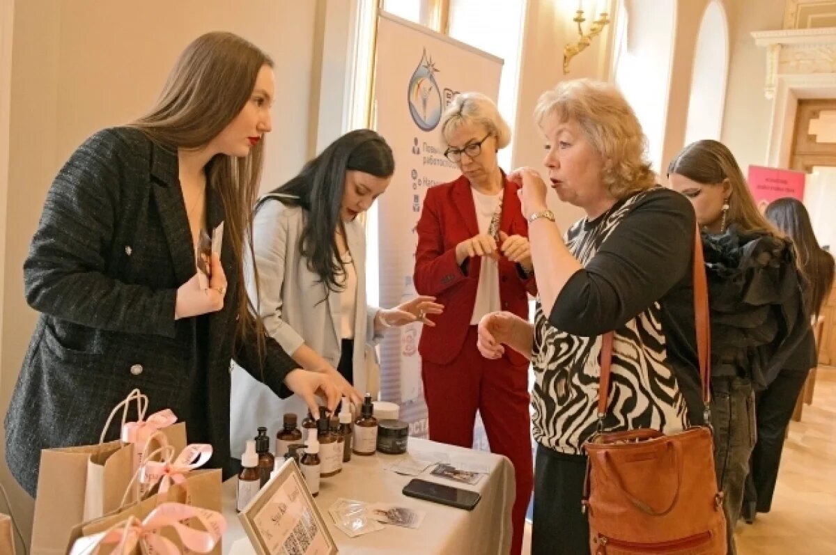    В мэрии Омска вводят запрет на яркую косметику и сильные духи