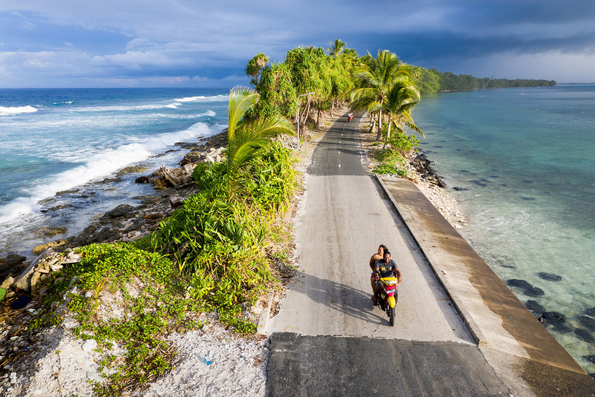 Изображение взято с сайта https://cdn.cnn.com/cnn/interactive/2019/05/world/tuvalu-climate-change-cnnphotos/media/02.jpg