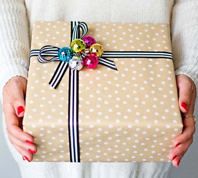    Декор подарка   
Источник: «Homey Oh My»