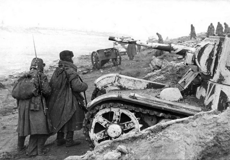Танк Т-26 на берегу Невы в районе плацдарма (снимок из открытых источников)