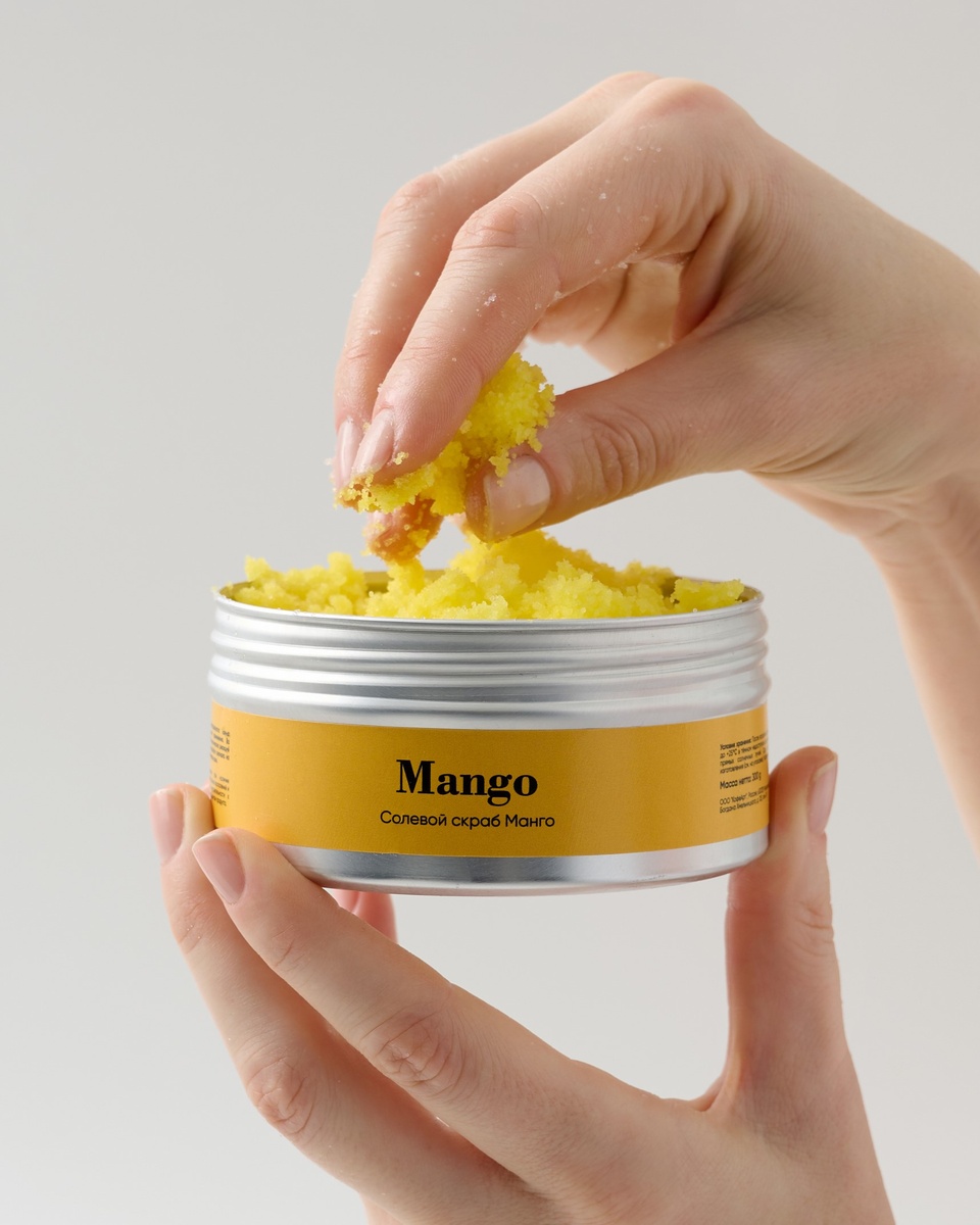 На фото: Солевой скраб Манго be.sage