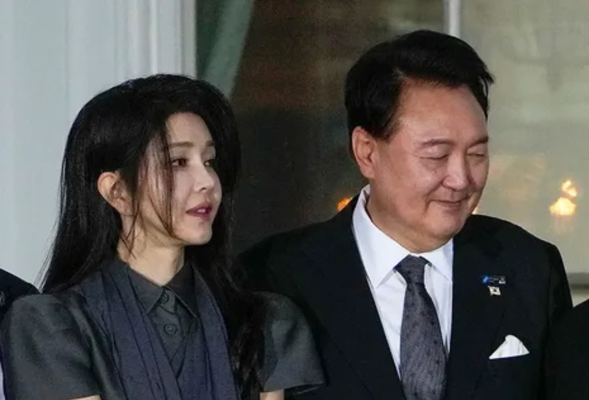 Много статей, в том числе на Дзене, посвящены тонкости, звонкости и молодости Ким Кеон Хи — жены южнокорейского президента, которой за пятьдесят. Все хвалят «девушку». Я же вижу Майкла🤷‍♀️