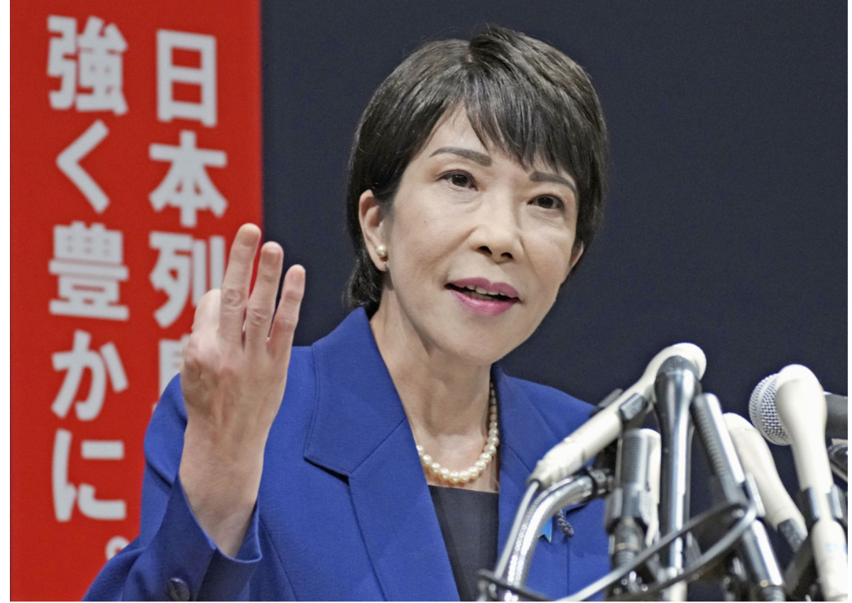 Это бывший министр экономической безопасности Санаэ Такаити, которая осенью чуть было не стала премьер-министром Японии. Выглядит в 63 года прекрасно, но возраст виден, под вечно молодых не маскируется. И заметьте, нет лишнего веса и брылей.