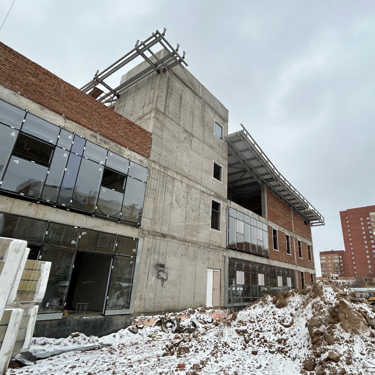     На бассейне в красноярском сквере Казачий начали строить крышу