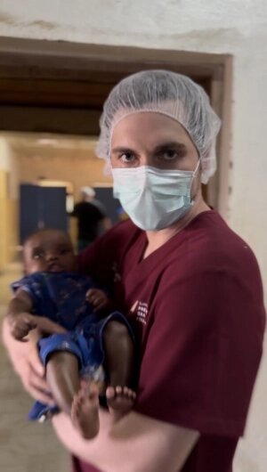    В Африке шестимесячному малышу Руслан Меллин удалил опухоль. Фото: Из личного архивa