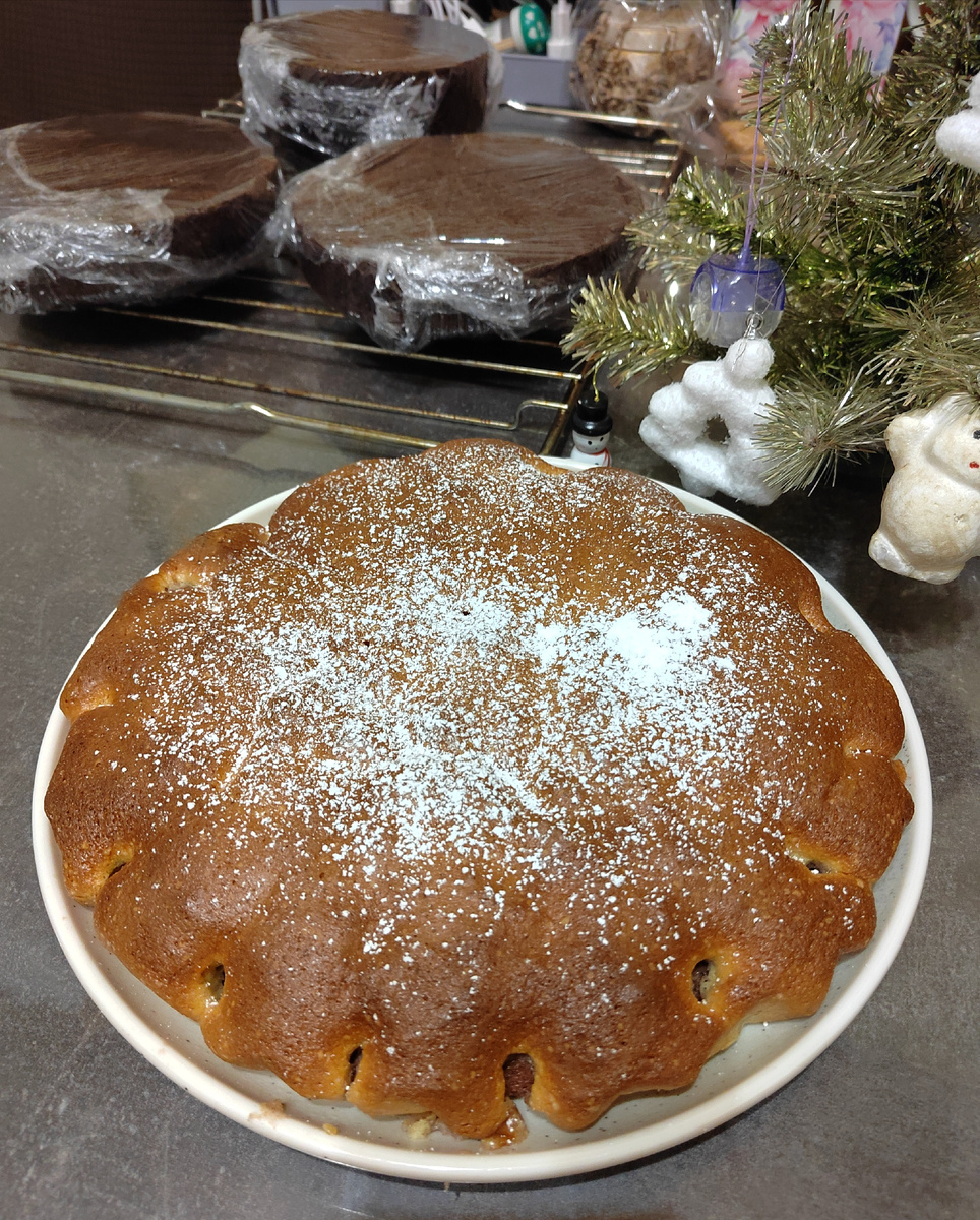 Два бисквита по 18 см