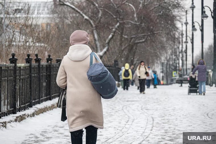 Пенсионеры могут получить в декабре по 15 тысяч рублей от государства. Фото: Руслан Яроцкий © URA.RU