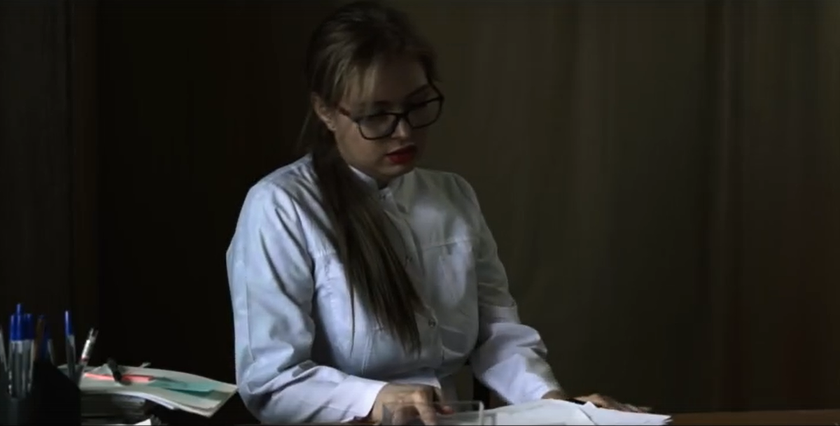 Она сыграла врача в клипе Olya Ru - Жарит лето