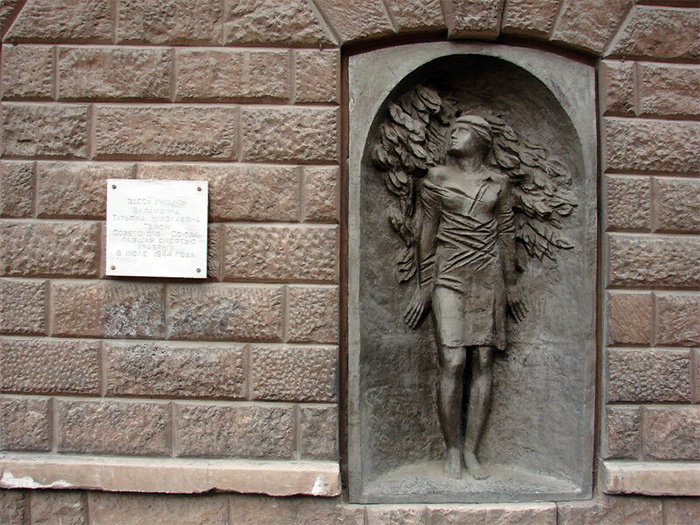 Памятник Татьяне Барамзиной в Перми в стене Пермского государственного гуманитарного педагогического университета