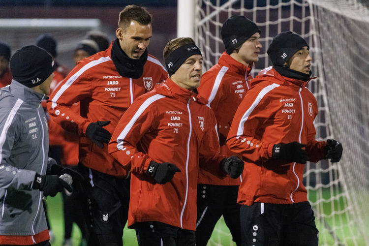    Дмитрий Кабутов (в центре)